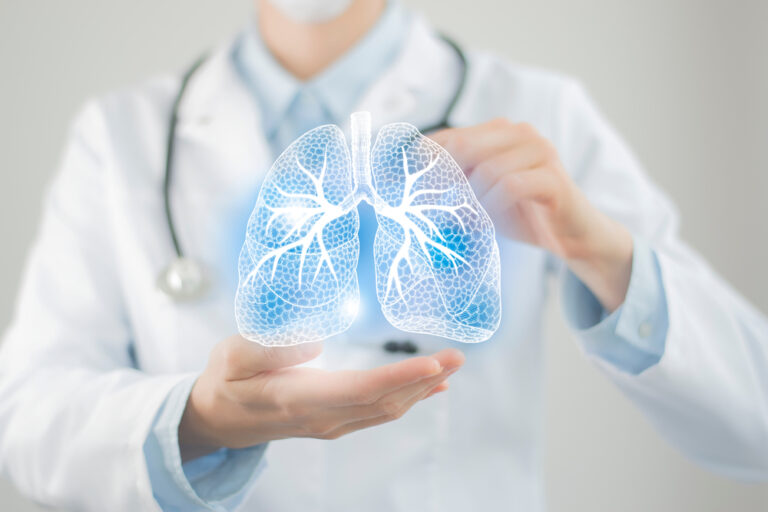 Female,Doctor,Holding,Virtual,Lungs,In,Hand